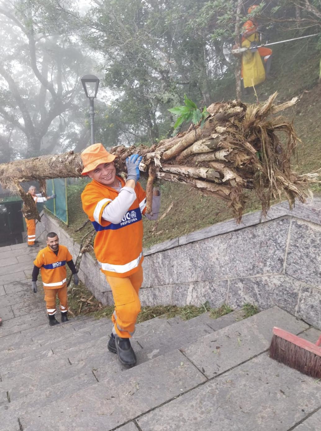 A pedido do Santuário, Comlurb faz limpeza da encosta do Cristo Redentor com garis alpinistas nesta quarta-feira