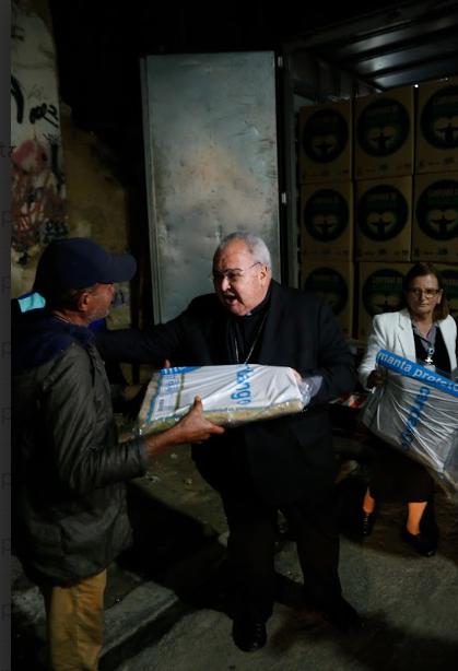 Arcebispo do Rio de Janeiro entrega cobertores e roupas de frio, arrecadadas pela Campanha do Agasalho, à população em situação de rua