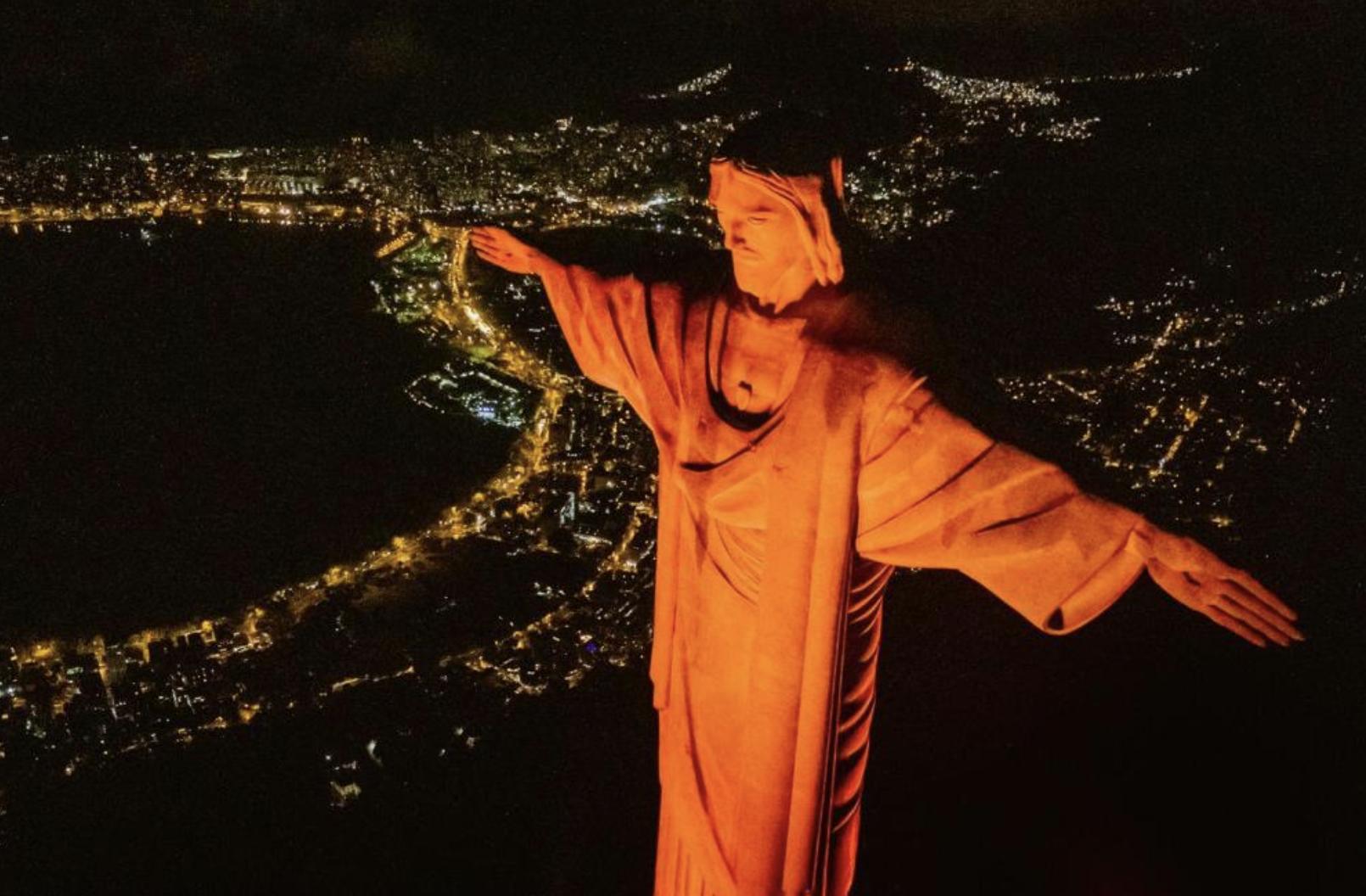 Brasil Cacau ilumina o Cristo Redentor em laranja e reforça ser a marca de todo brasileiro