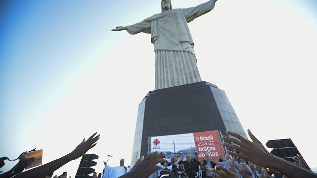 Campanha mundial sobre imigração e refúgio é lançada no Brasil sob os braços abertos do Cristo Redentor