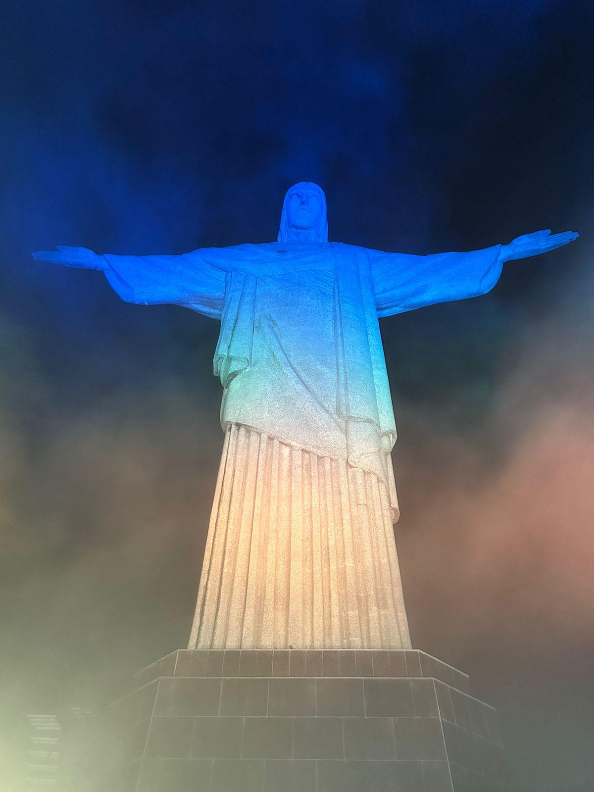 Cristo Redentor é iluminado com cores da Semana Mundial do Investidor