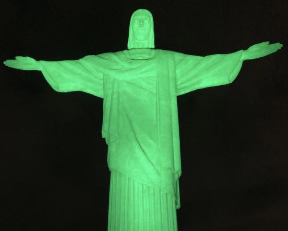 Cristo Redentor é iluminado de verde pelo Dia Nacional de Combate ao Preconceito contra as Pessoas com Nanismo