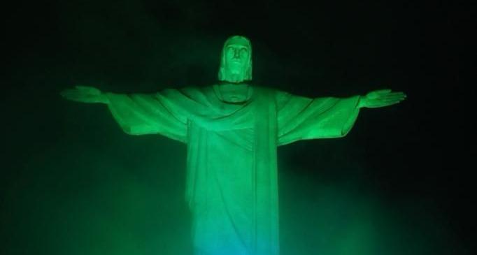 Cristo Redentor foi iluminado de azul e verde em comemoração aos 10 anos do reconhecimento pela Unesco da paisagem do Rio como Patrimônio Cultural da Humanidade