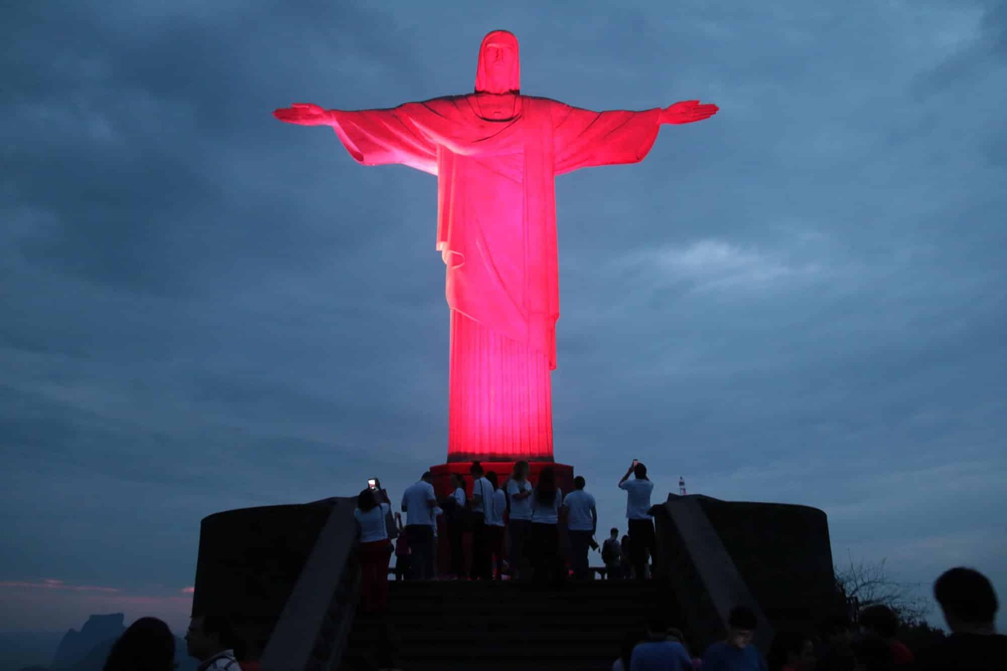 Cristo Redentor foi iluminado de vermelho no Dia Mundial do Coração