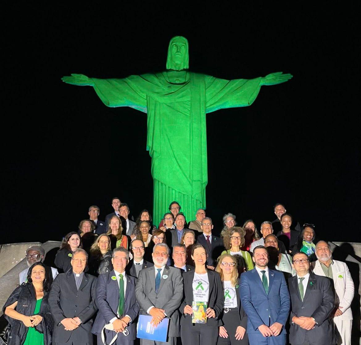 Cristo Redentor foi iluminado em verde em memória às vítimas de acidentes e doenças do trabalho