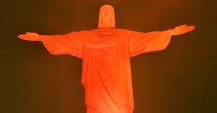 Cristo Redentor ganha iluminação especial em conscientização ao Dia Nacional da Esclerose Múltipla