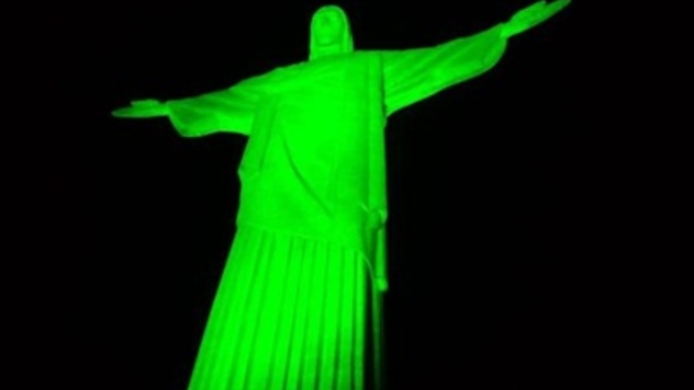 Cristo Redentor iluminado de verde em memória das vítimas de acidentes de doenças do trabalho