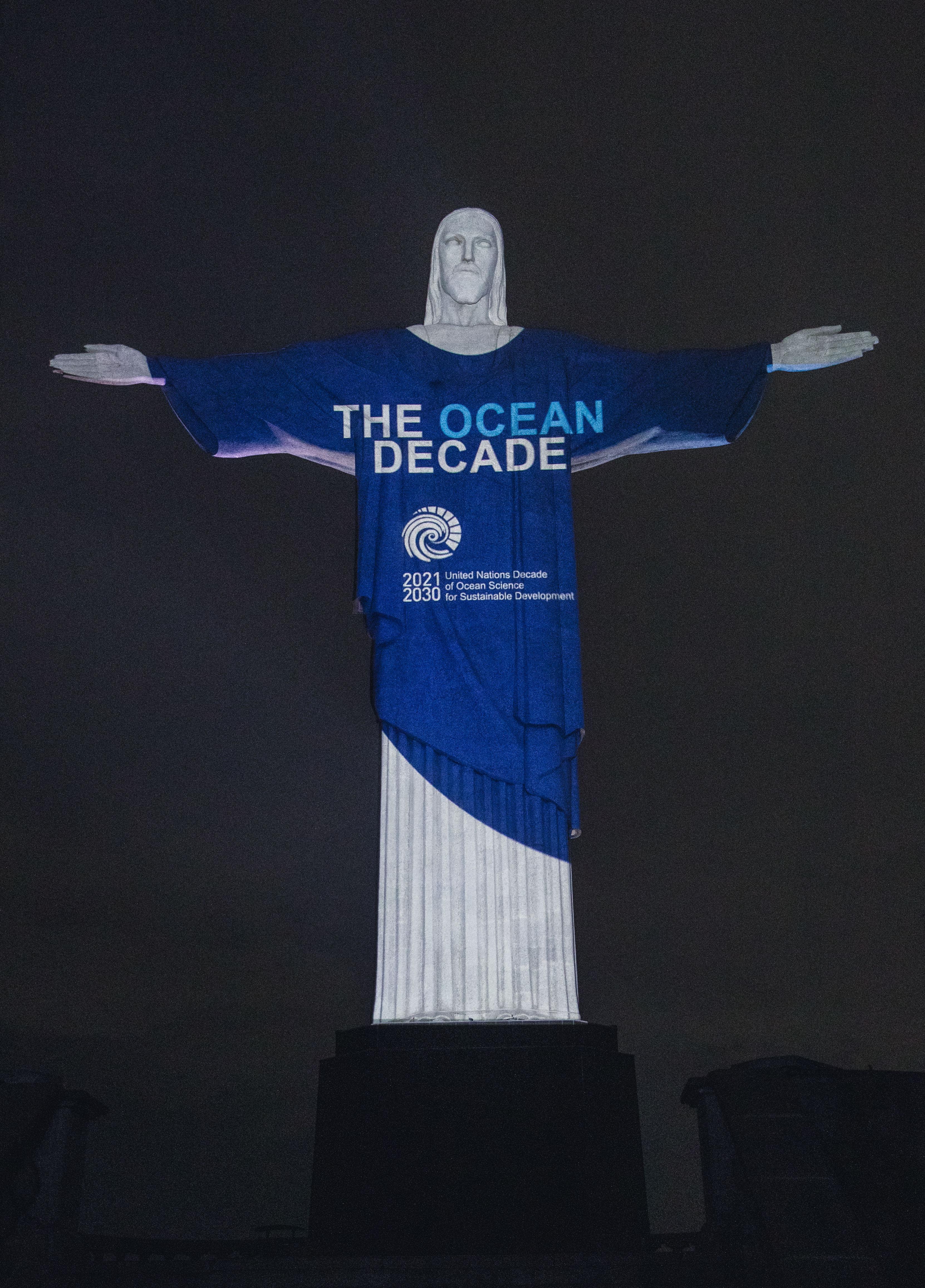 Cristo Redentor iluminado em azul celebra o Dia Mundial dos Oceanos com projeção da campanha da década do oceano