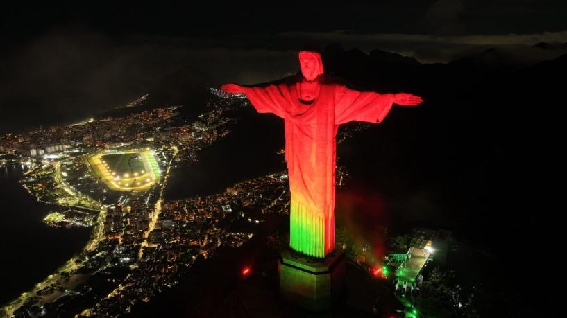 Cristo Redentor iluminado em celebração ao Mês Nacional da Saúde Bucal