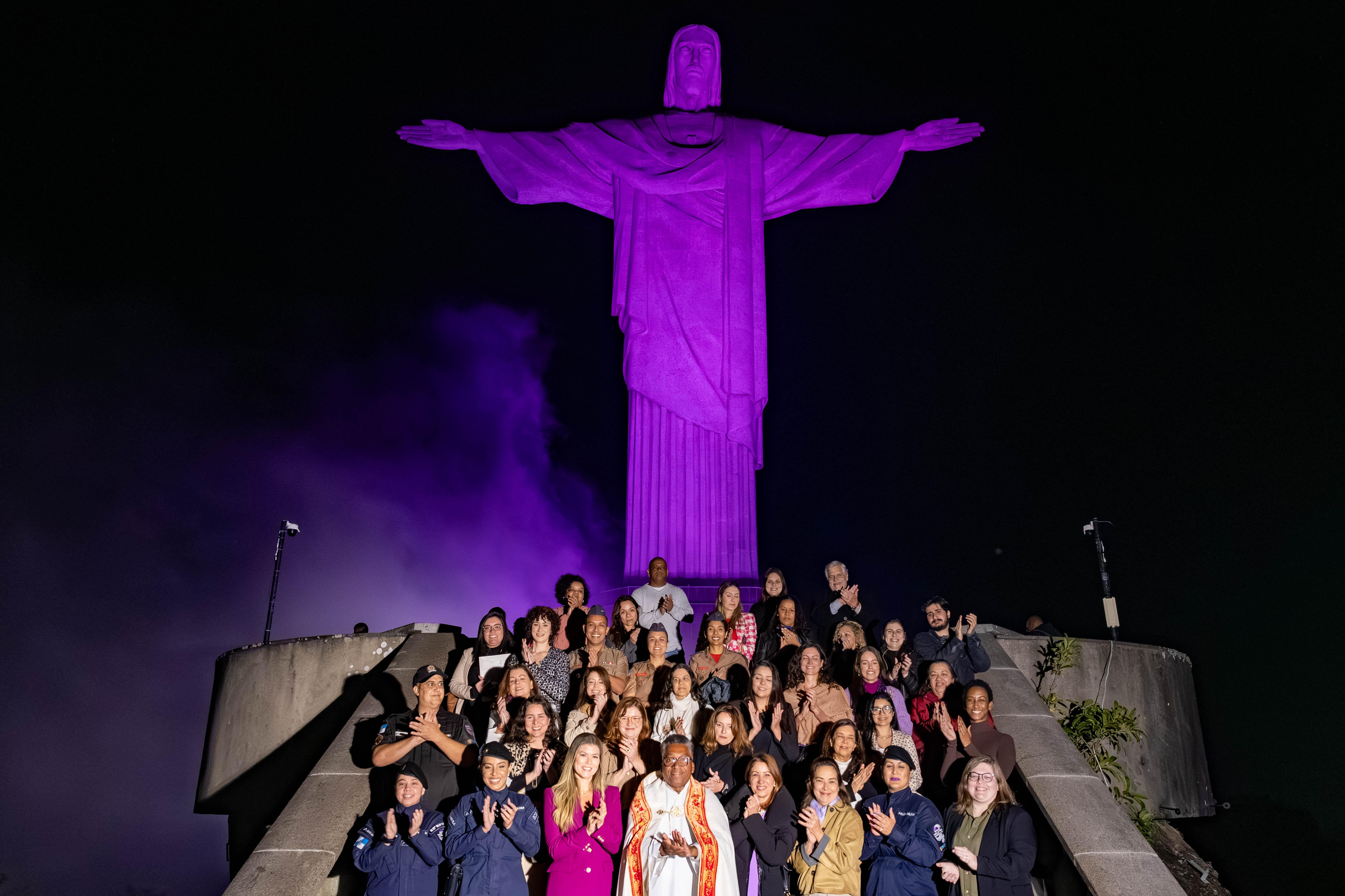 Cristo Redentor iluminado em lilás em apoio ao enfrentamento à violência contra a mulher