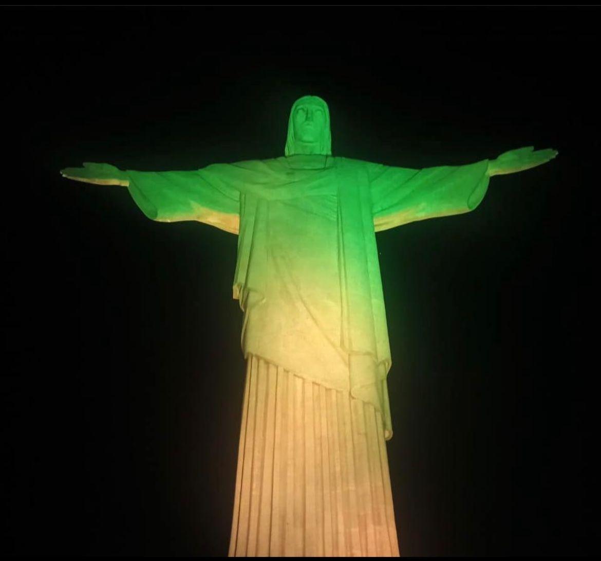 Cristo Redentor iluminado em verde e amarelo pela Copa do Brasil