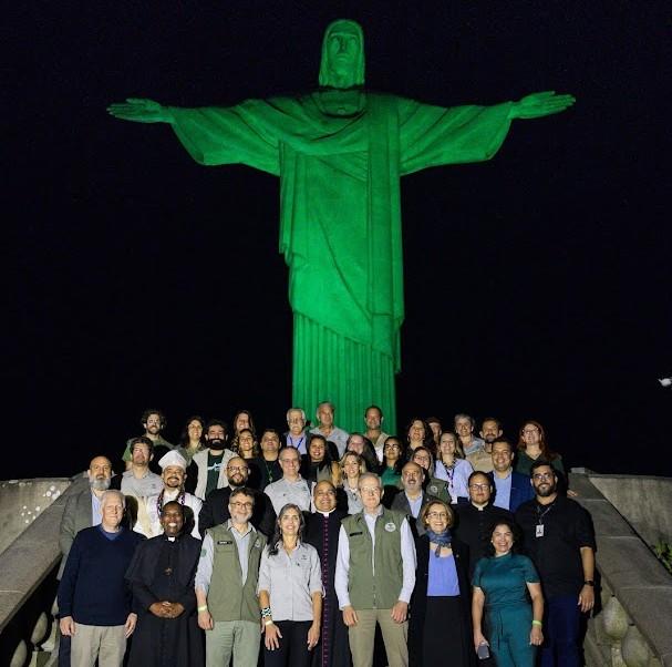 Cristo Redentor iluminado em verde pelos 65 anos do Parque Nacional da Tijuca e pelos 165 anos do reflorestamento da Floresta da Tijuca