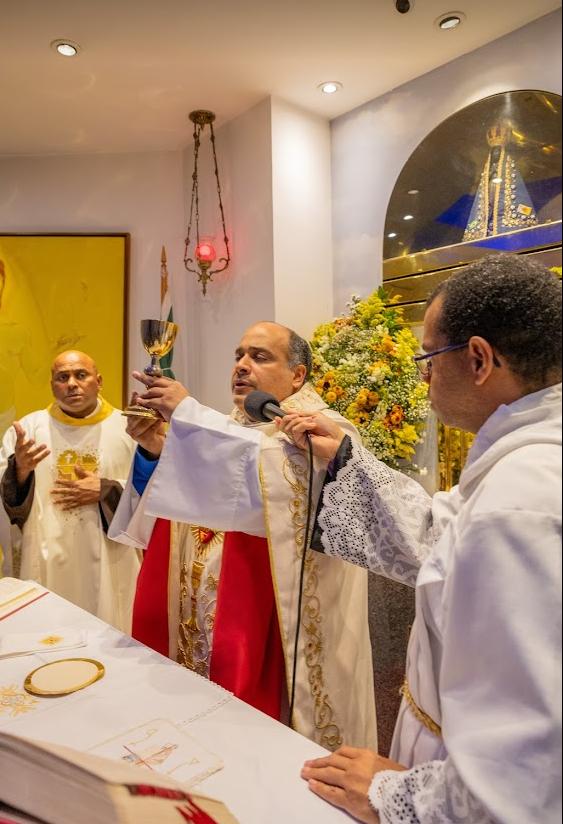 Cristo Redentor iluminado em vermelho nesta segunda-feira, após Missa pelo Dia da Advocacia