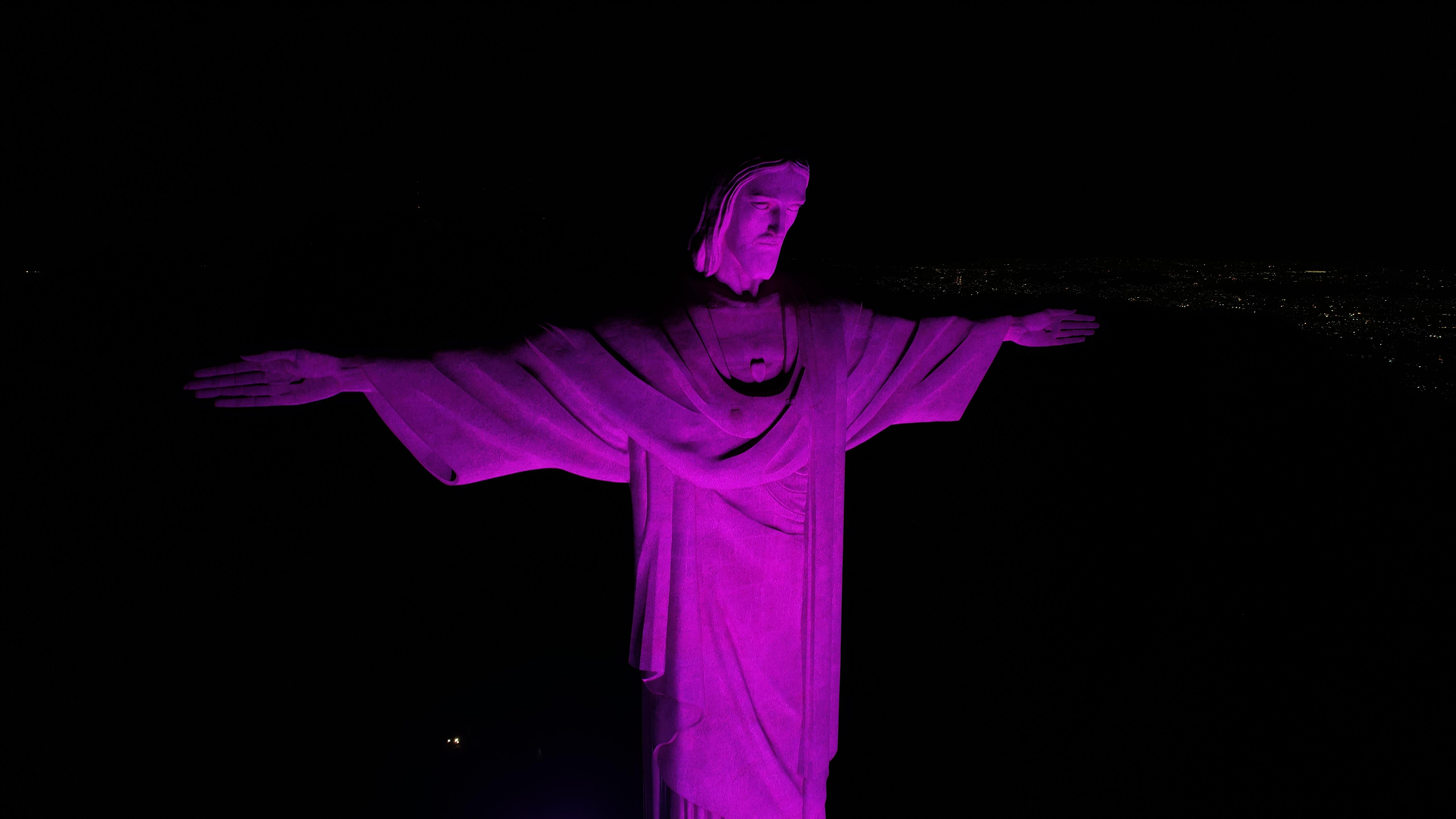 Cristo Redentor iluminado em violeta pela conscientização sobre o ceratocone