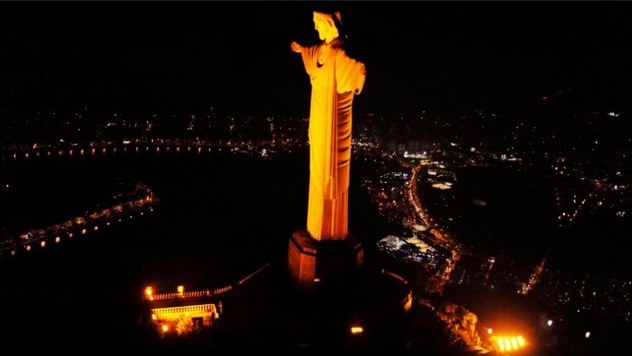 Cristo Redentor laranja pelo Dia Mundial do Doador de Medula Óssea