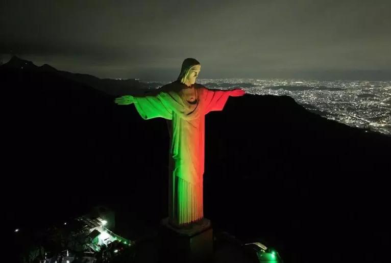 Cristo Redentor recebe as cores italianas em homenagem aos 75 anos da CCIE