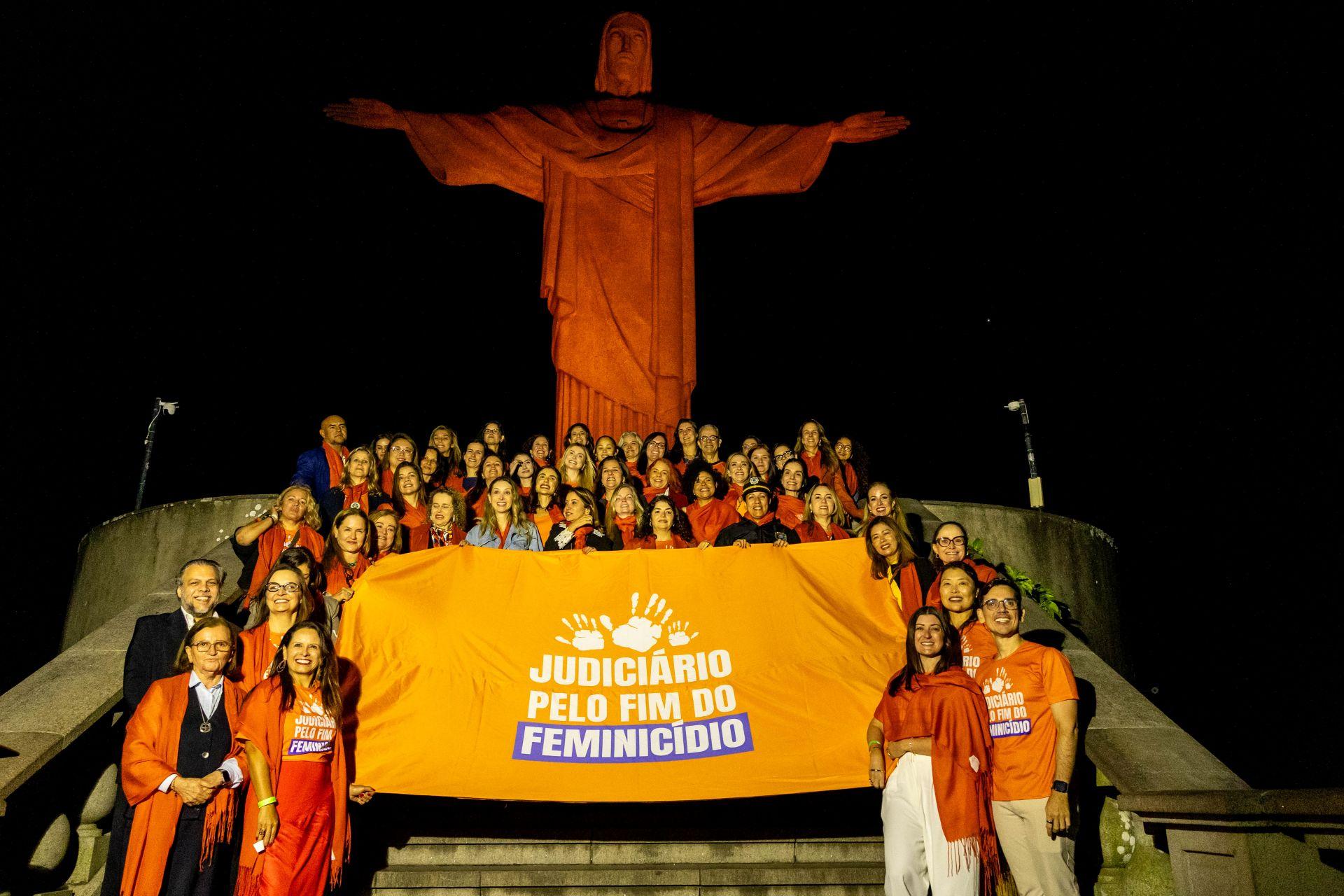 Cristo Redentor recebe iluminação especial em mobilização nacional pela defesa da vida das mulheres