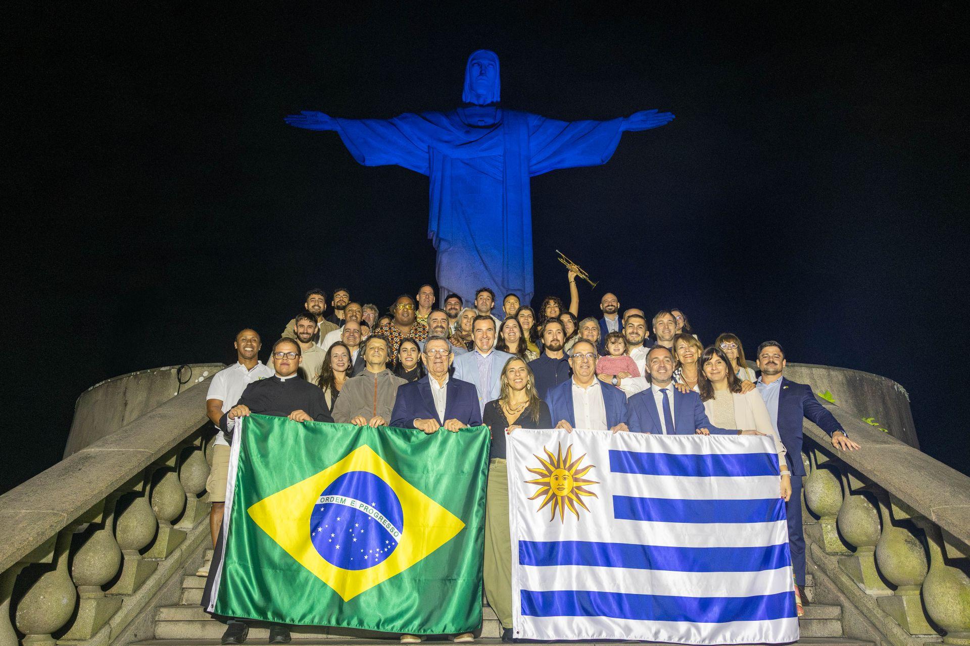 Cristo Redentor recebe iluminação especial para celebrar a Semana do Uruguai no Rio
