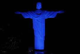 Cristo Redentor iluminado em azul pelos 71 anos do Instituto Dante Pazzanese de Cardiologia