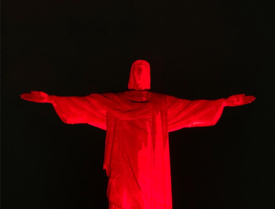 Cristo Redentor recebe iluminação especial pelo Dia Mundial do Doador de Sangue