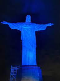 Cristo Redentor teve iluminação especial pelo Dia Internacional da Juventude