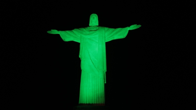 Cristo Redentor verde em homenagem a São Patrício