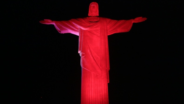 Cristo Redentor vermelho pelo Dia Internacional de Oração pelos Cristãos Perseguidos