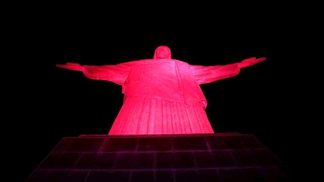 Cristo vermelho em homenagem ao Dia Mundial do Doador de Sangue