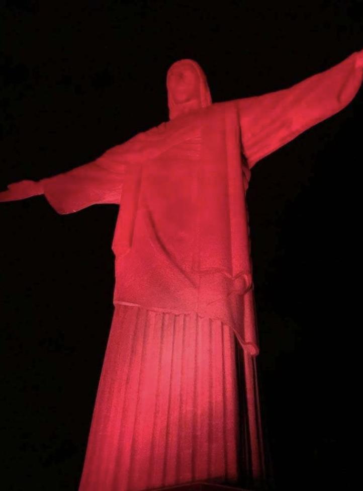 Diálogo Cultural: Monumento ao Cristo Redentor iluminado em vermelho pelo Ano Novo Chinês