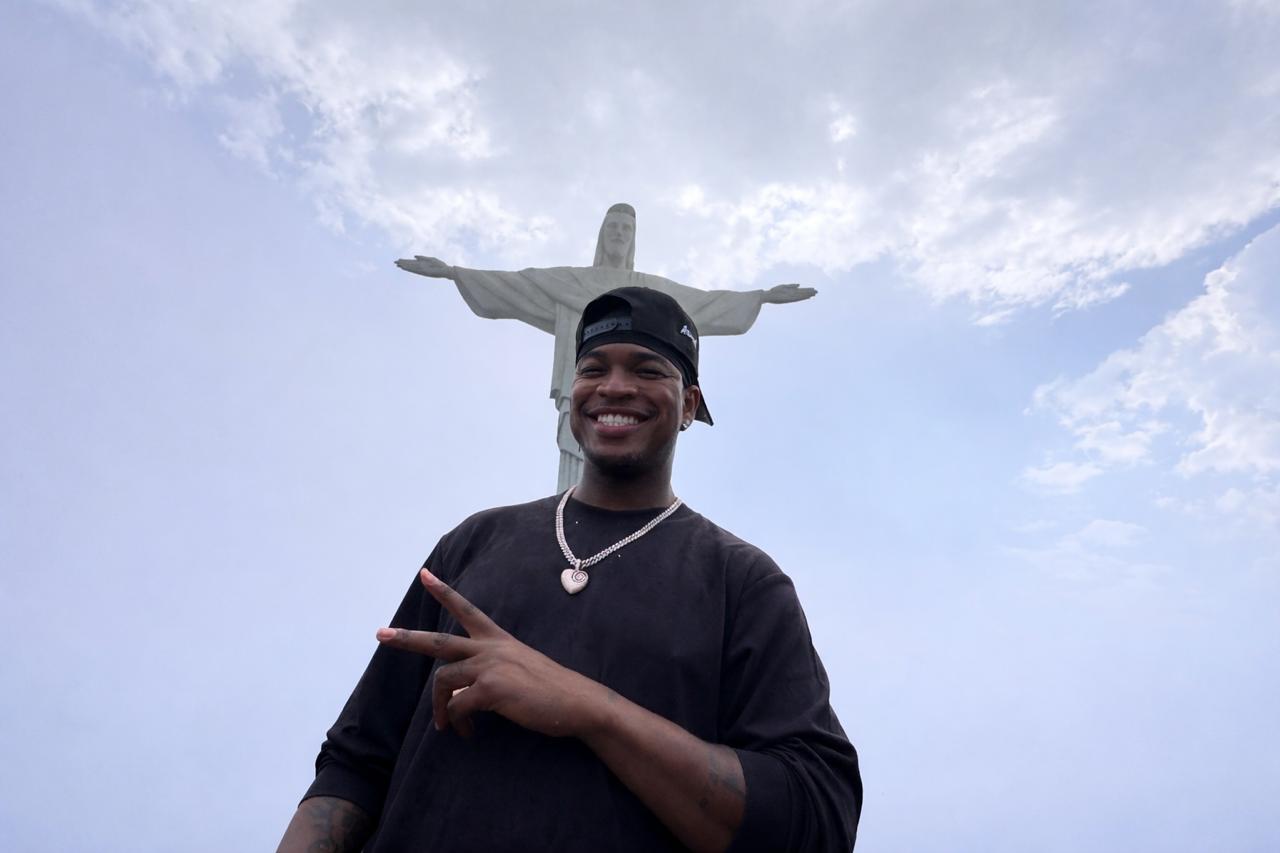 Em ritmo de Brasil, Ne-Yo visita o Santuário Cristo Redentor, com transporte oficial da Paineiras Corcovado