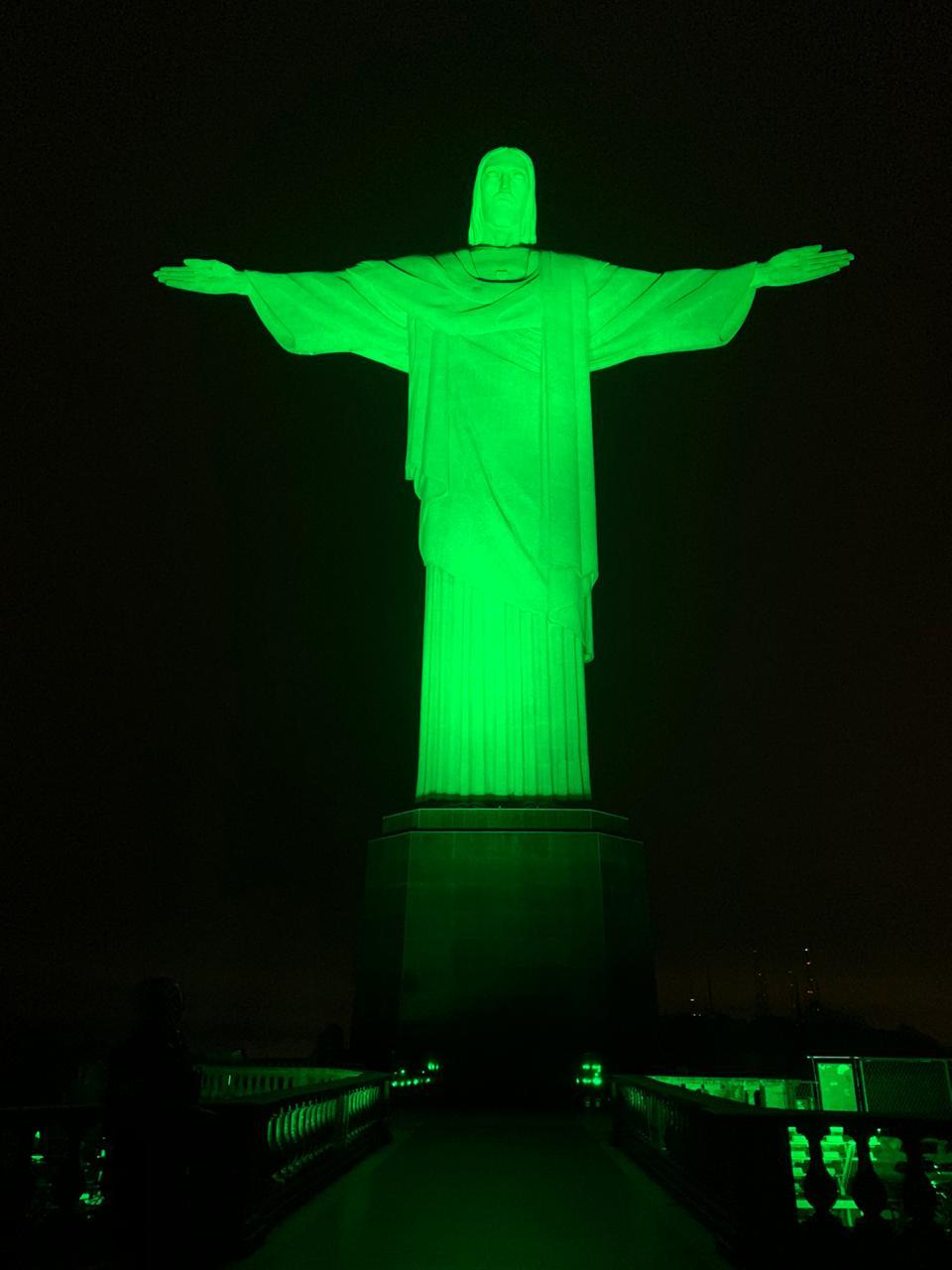 Ícone do Rio e do Brasil, Cristo Redentor foi iluminado em apoio à energia limpa