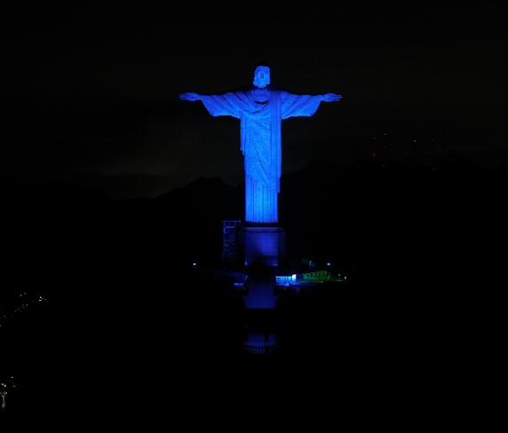Cristo Redentor foi iluminado em ação que visa eliminar o câncer do colo do útero do Brasil