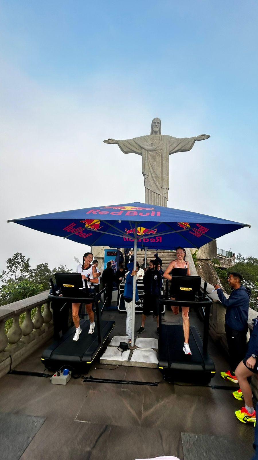 Inédito! Cristo Redentor abraça campeã brasileira de ultramaratona de revezamento em esteiras