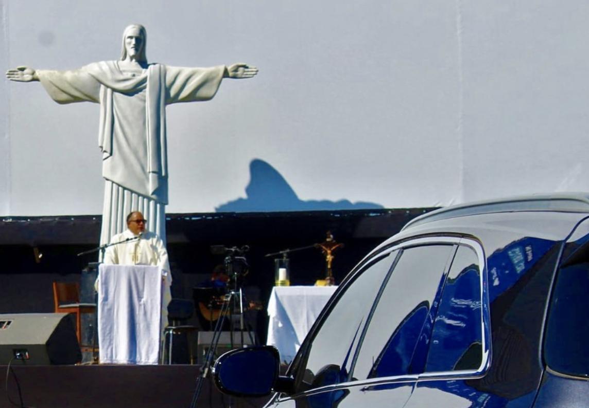 Padre Omar preside missa e faz programação musical beneficente neste sábado, no Drive-in das Artes