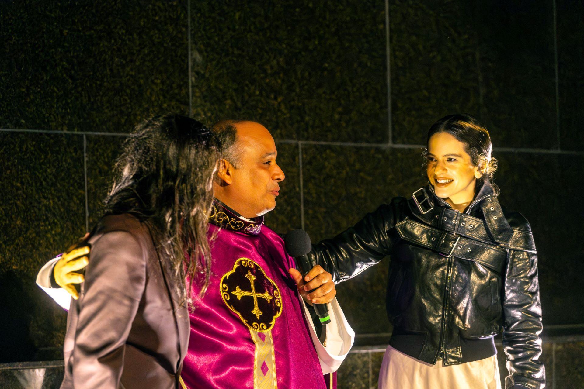 Rosalía realiza audição histórica do álbum “LUX” aos pés do Cristo Redentor