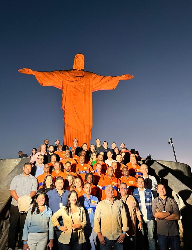 Santuário Cristo Redentor parabeniza Comlurb pelos 49 anos e ilumina monumento em Laranja pelo Dia do Gari