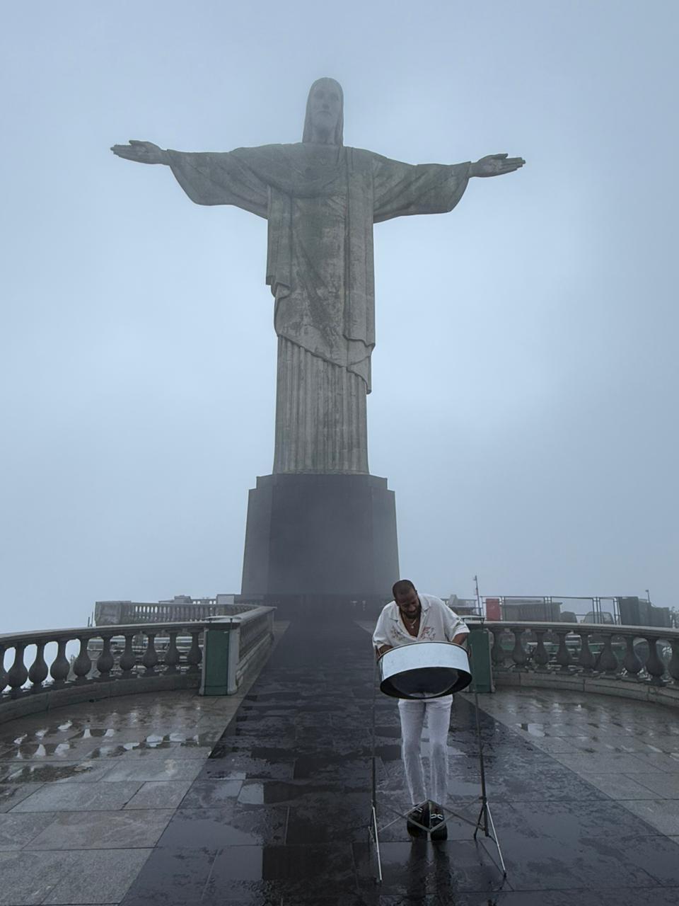 Santuário Cristo Redentor recebe músico percussionista de steelpan Joshua Regrello para apresentação cultural