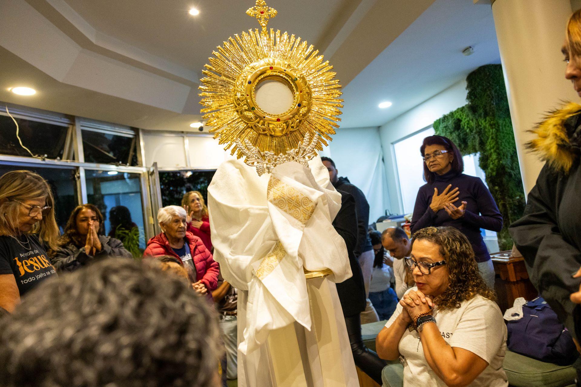 Fi&eacute;is em adora&ccedil;&atilde;o ao Sant&iacute;ssimo durante a Vig&iacute;lia pela Paz no Santu&aacute;rio Cristo Redentor