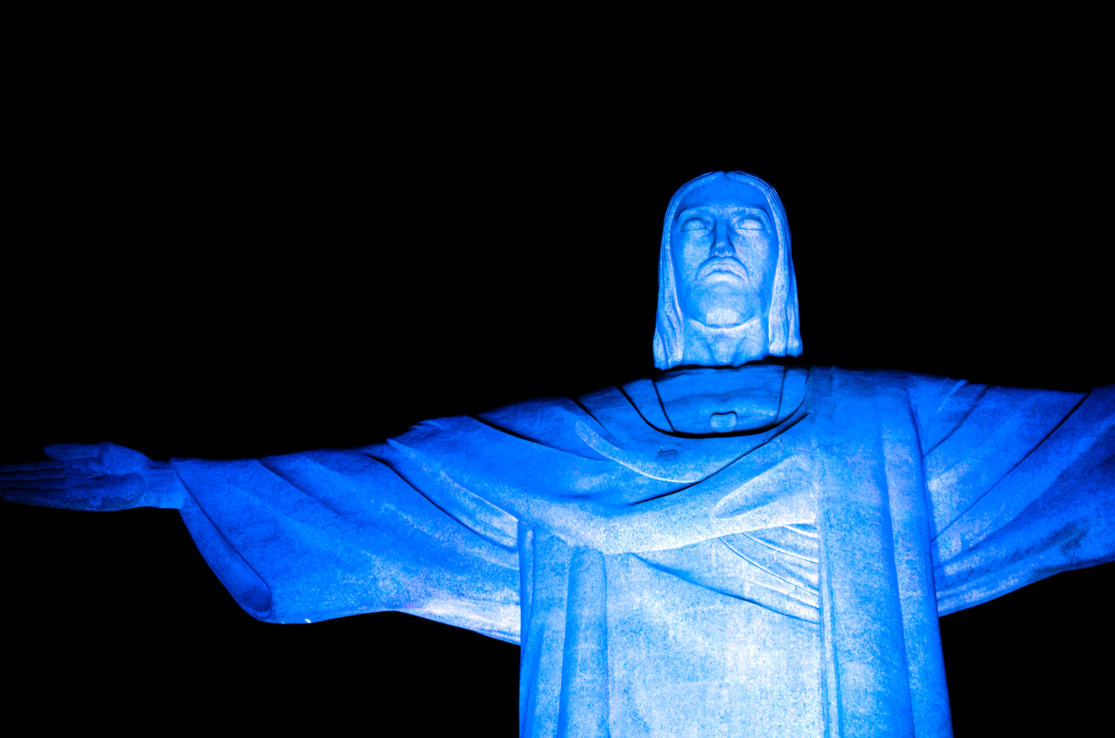 Cristo Redentor é iluminado em azul para marcar a abertura da Jornada Carioca de Urologia