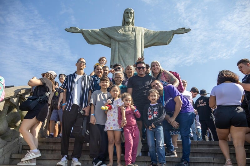 Fam&iacute;lias reunidas diante do Cristo Redentor em visita ao Santu&aacute;rio