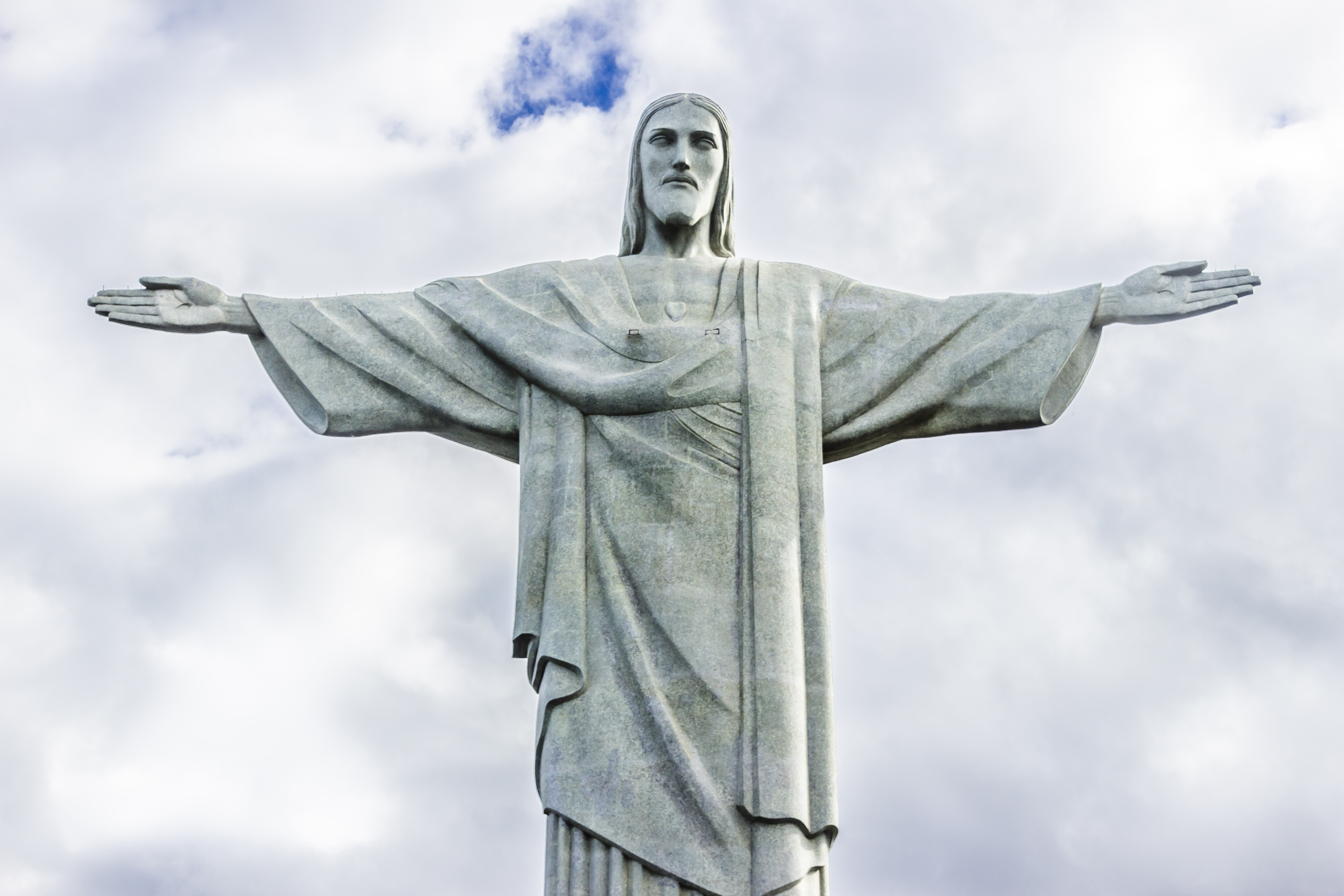 Rosto, cora&ccedil;&atilde;o e bra&ccedil;os abertos do Cristo Redentor em detalhe