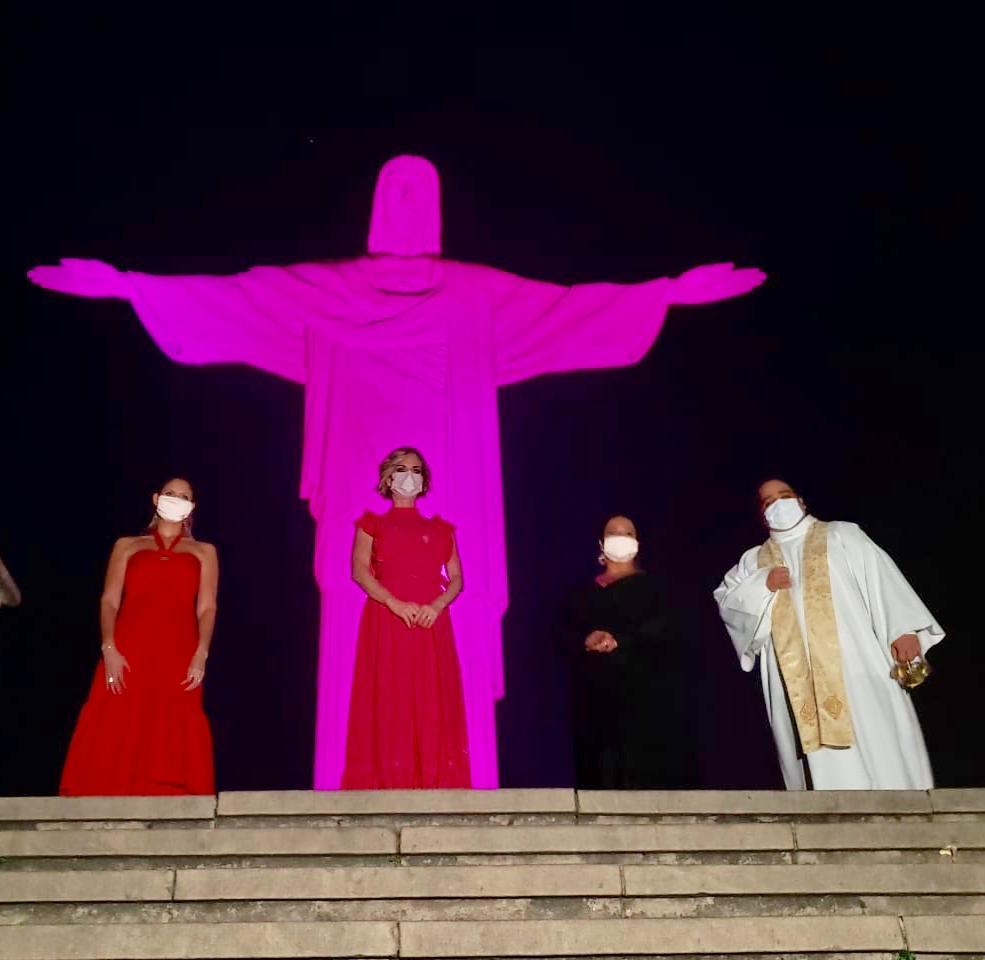 Cristo Redentor iluminado de rosa pelo Outubro Rosa 2020