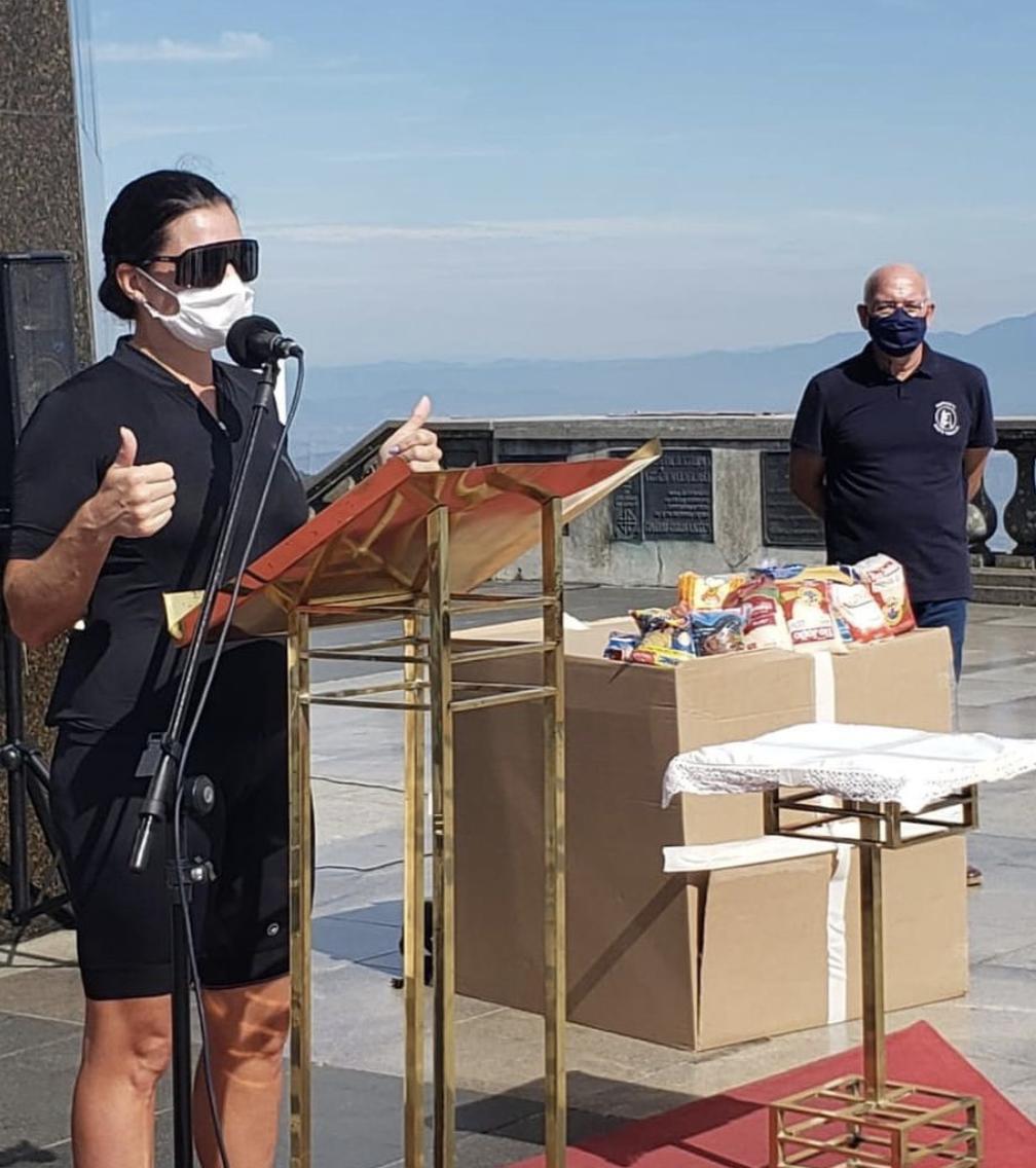 Ciclistas do Rio de Janeiro doam alimentos para pessoas em situação de vulnerabilidade social