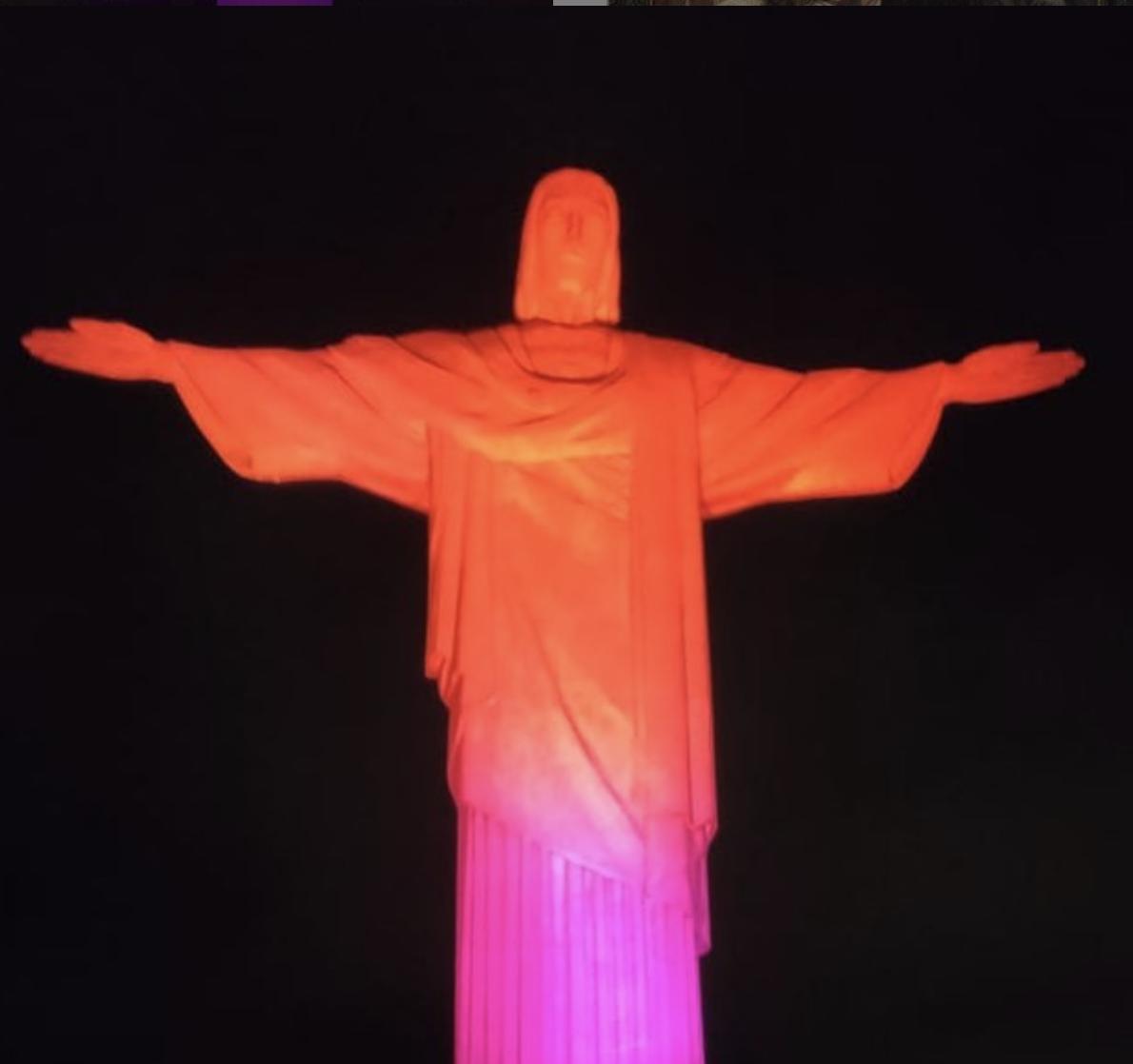 Cristo Redentor iluminado pelo Dia Mundial das Doenças Tropicais Negligenciadas