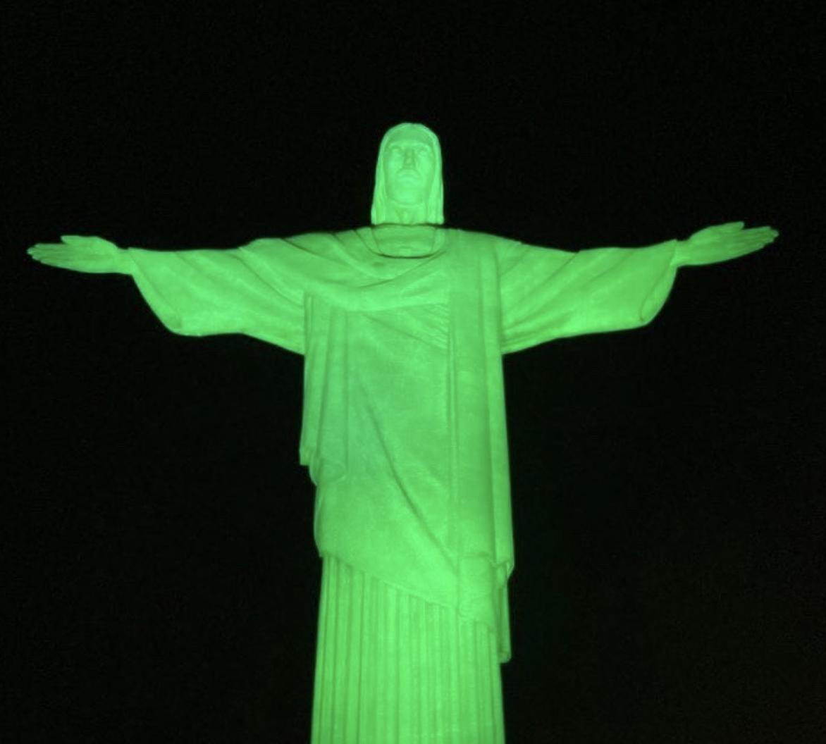 Cristo Redentor iluminado em verde pelo Dia de São Patrício