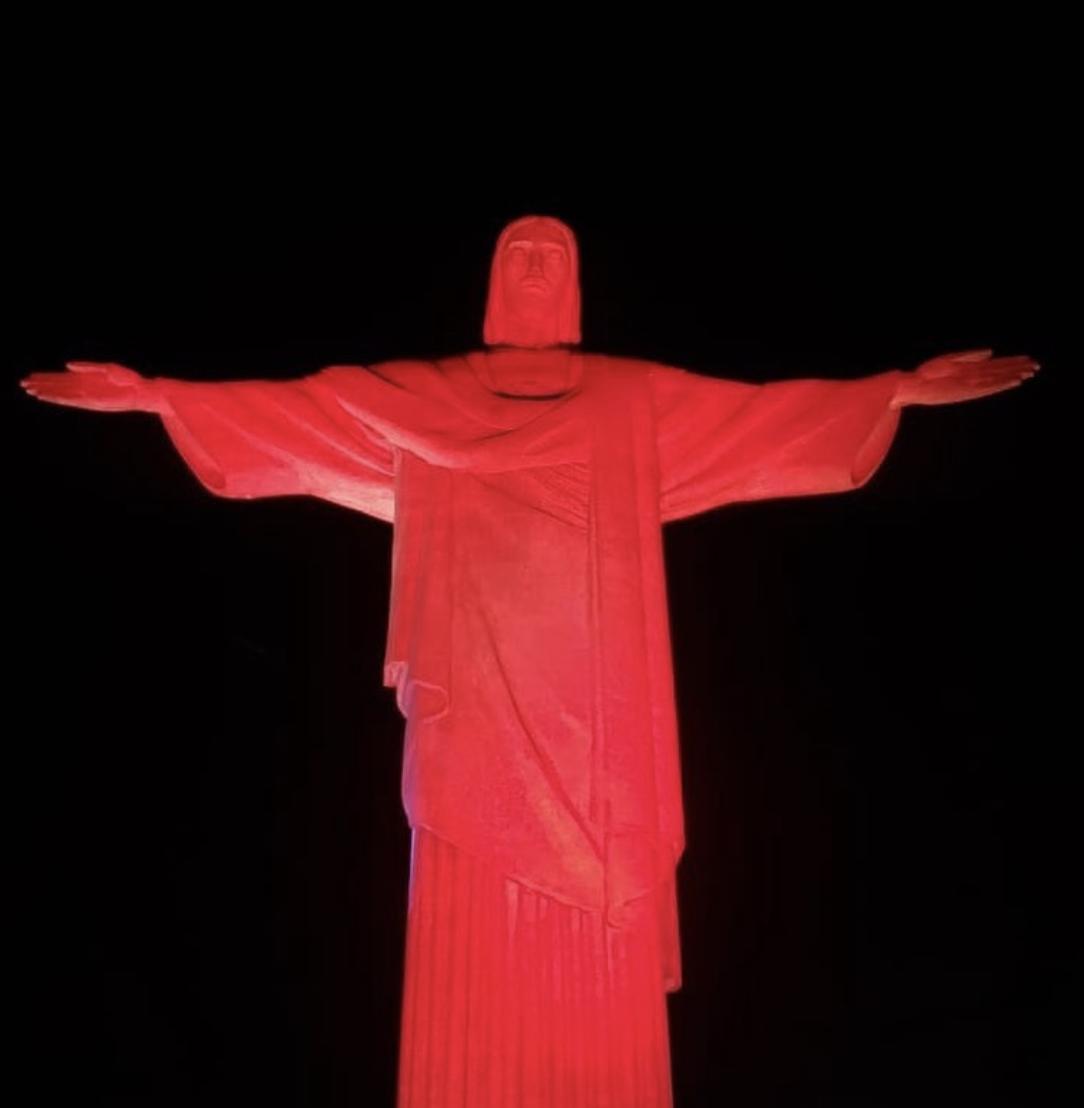 Cristo Redentor recebe iluminação especial pelo Dia Mundial contra o Trabalho Infantil