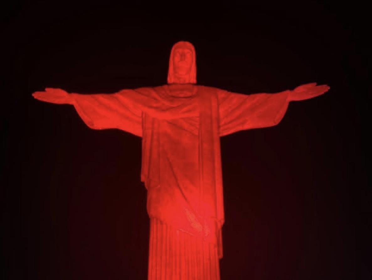 Cristo Redentor iluminado de vermelho para alertar sobre sinais do coração