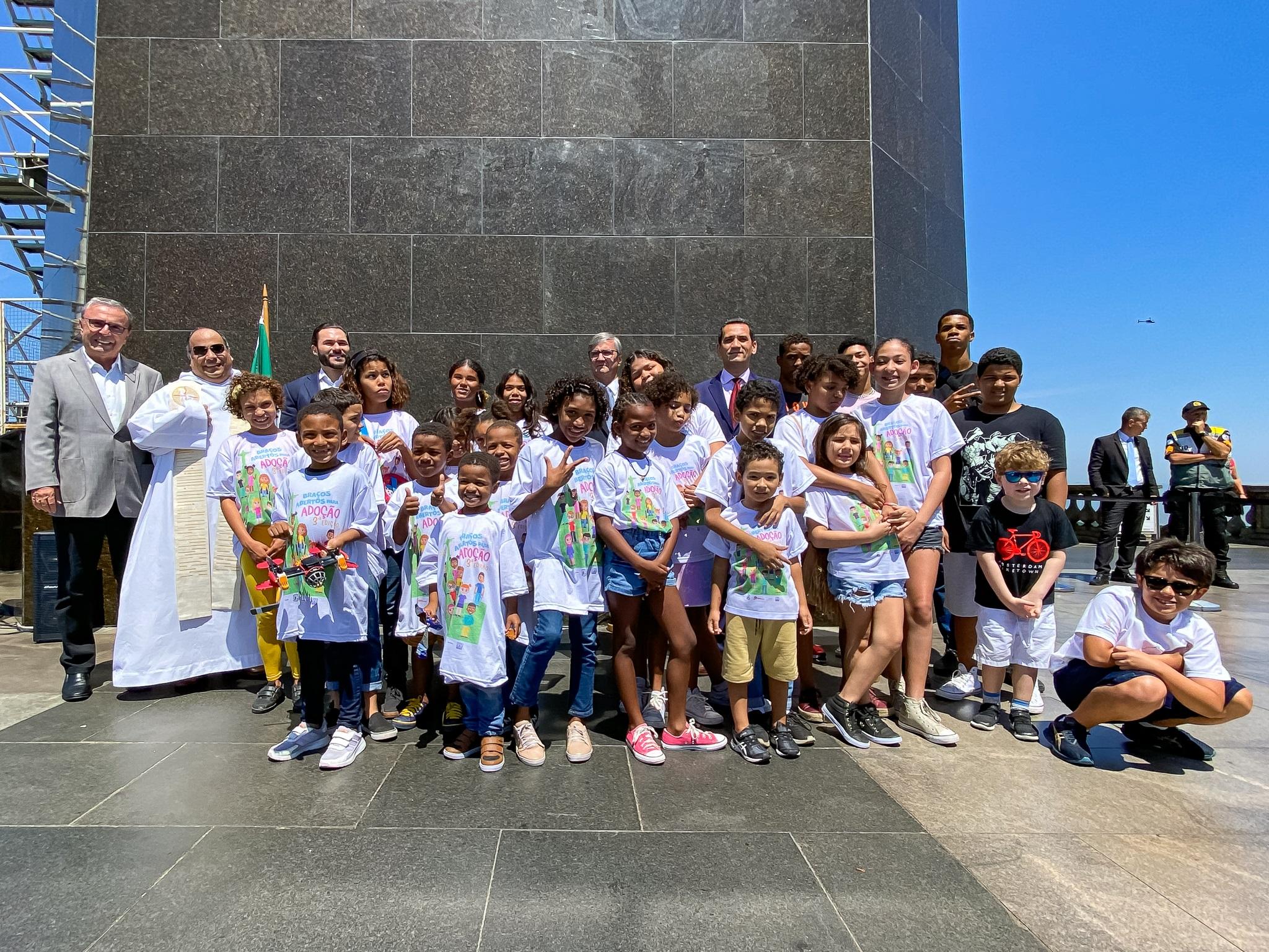 Campanha Braços Abertos para Adoção teve passeio com crianças ao Cristo Redentor no dia 27/10