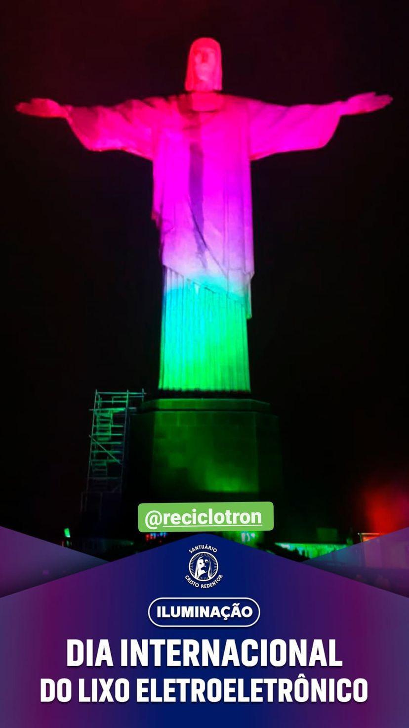 Cristo Redentor iluminado pelo Dia Internacional do Lixo Eletroeletrônico
