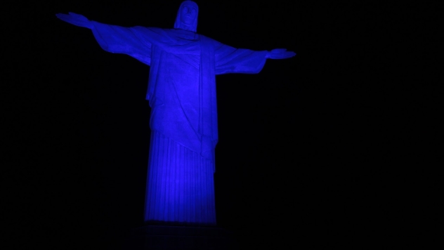 Cristo Redentor recebe iluminação azul para conscientizar sobre autismo